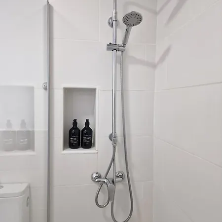 Ds Lealhomes, Patio And Terrace Apartment